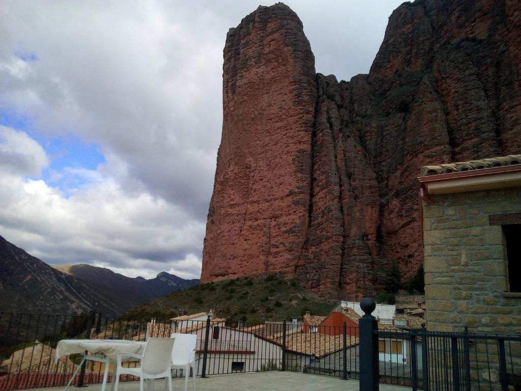 uma varanda com vista para uma montanha em FIGONERO 4-6 em Riglos