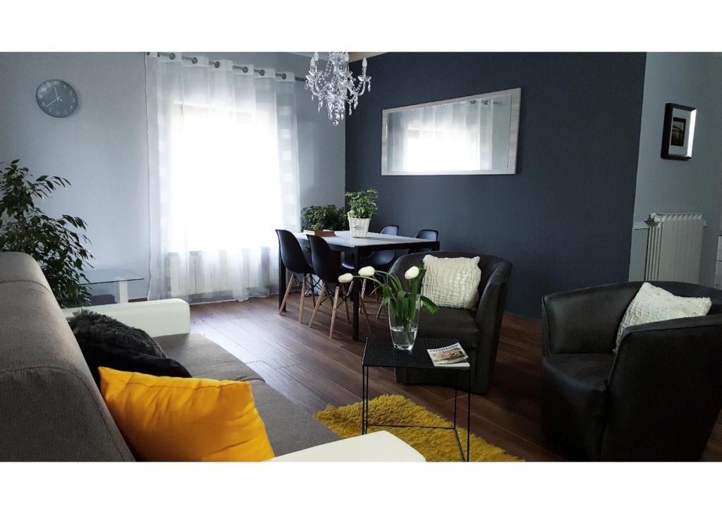 sala de estar con sofá y mesa en Guest Home, en Pitigliano