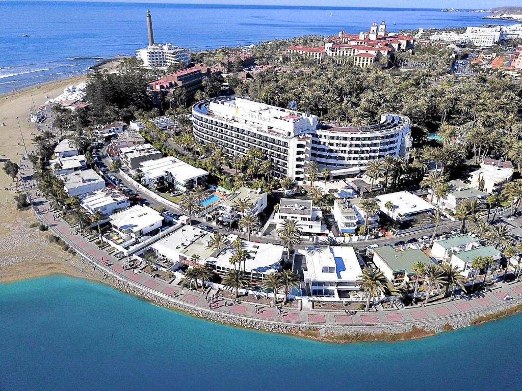 una vista aérea de un complejo en la playa en Dunaoasis Maspalomas, en Maspalomas