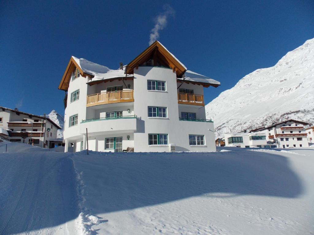 ガルチュールにあるApart Alpenkönig - inklusive Sommercardの山前雪中の建物