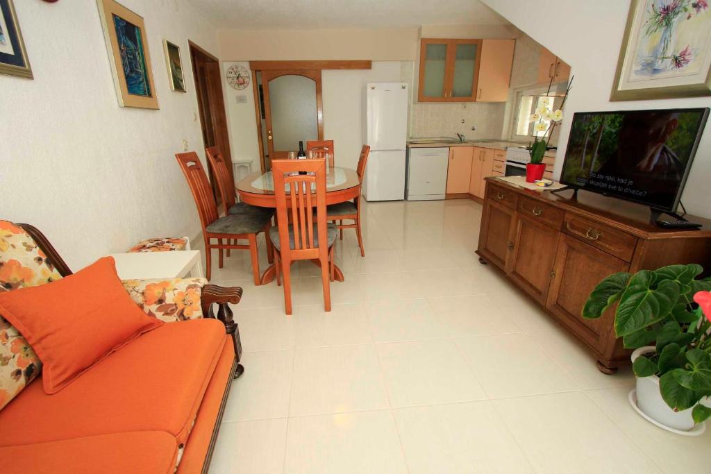 Kuchyňa alebo kuchynka v ubytovaní APARTMANI IVONA & IVO