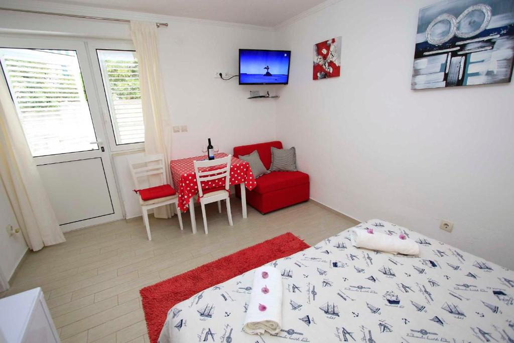 Posteľ alebo postele v izbe v ubytovaní APARTMANI IVONA & IVO