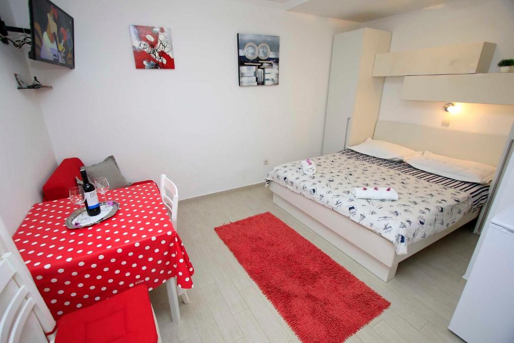Posteľ alebo postele v izbe v ubytovaní APARTMANI IVONA & IVO