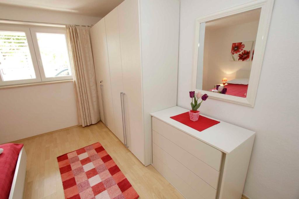 Posteľ alebo postele v izbe v ubytovaní APARTMANI IVONA & IVO