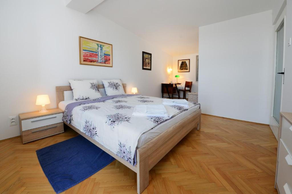 Ліжко або ліжка в номері Beautiful apartments first row to the sea