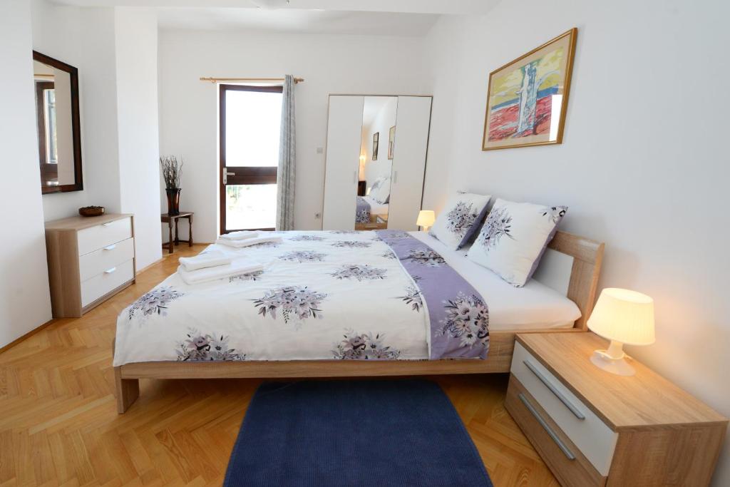 Ліжко або ліжка в номері Beautiful apartments first row to the sea
