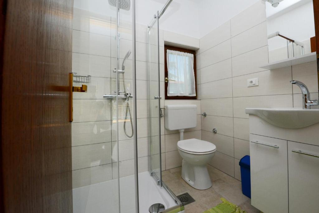 Ванна кімната в Beautiful apartments first row to the sea