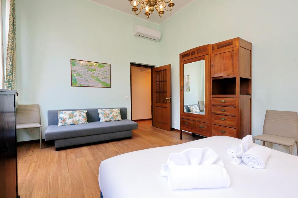 ローマにあるConte Verde Apartmentのベッドルーム1室(ベッド1台、ソファ、ドレッサー付)