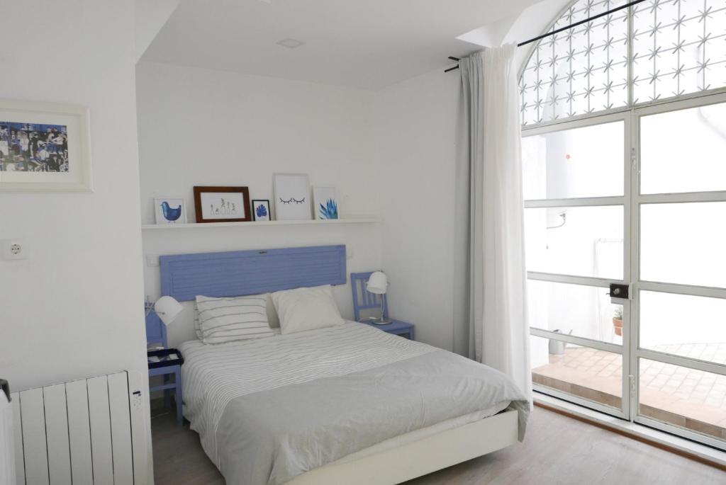 リスボンにあるAlfama Skyの白いベッドルーム(ベッド1台、窓付)