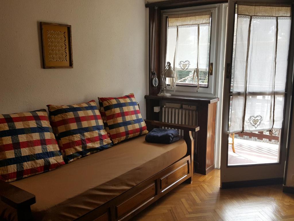 ein Sofa im Wohnzimmer mit Fenster in der Unterkunft bardostudio in Bardonecchia