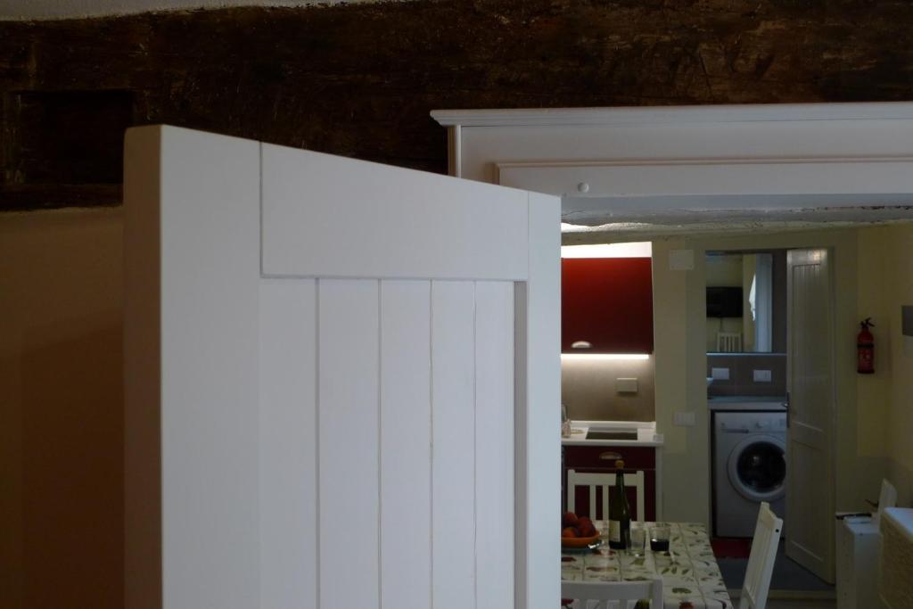 armadio bianco in una stanza con cucina di Badia a Modena