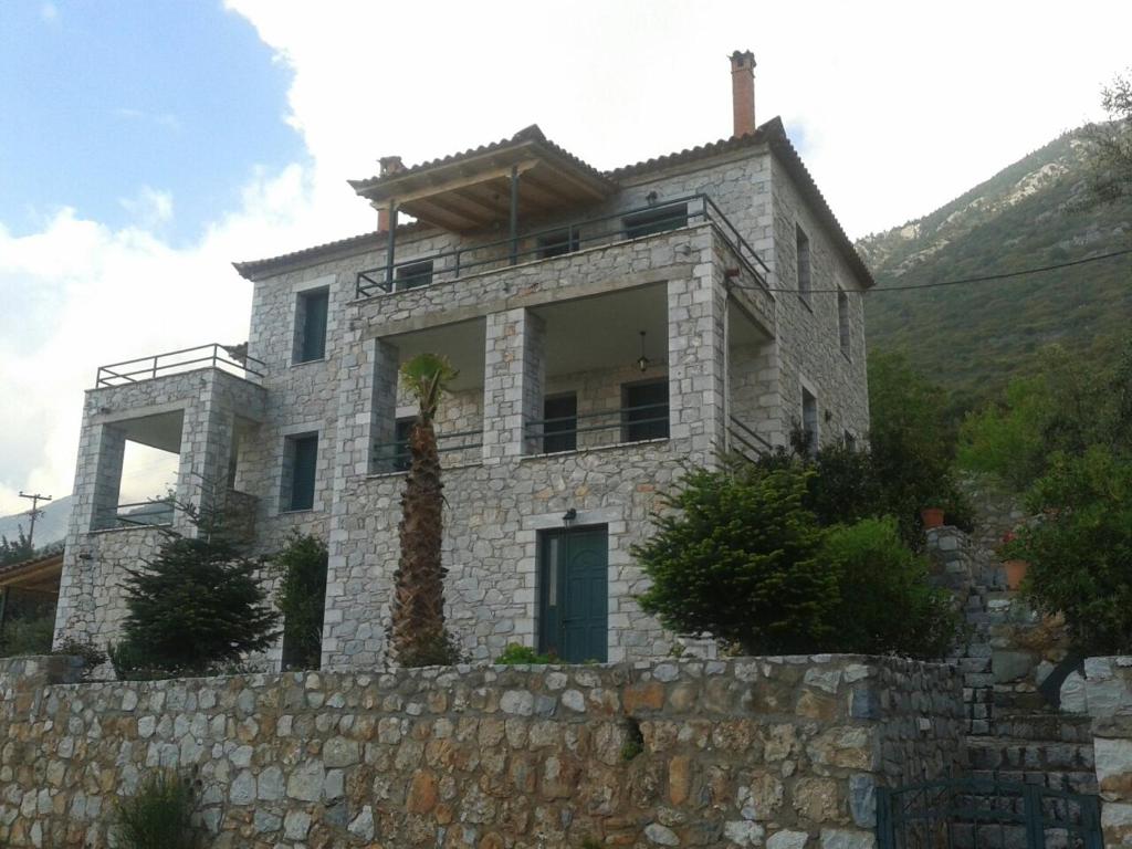 a stone house on top of a stone wall at Laenon in Saïdhóna