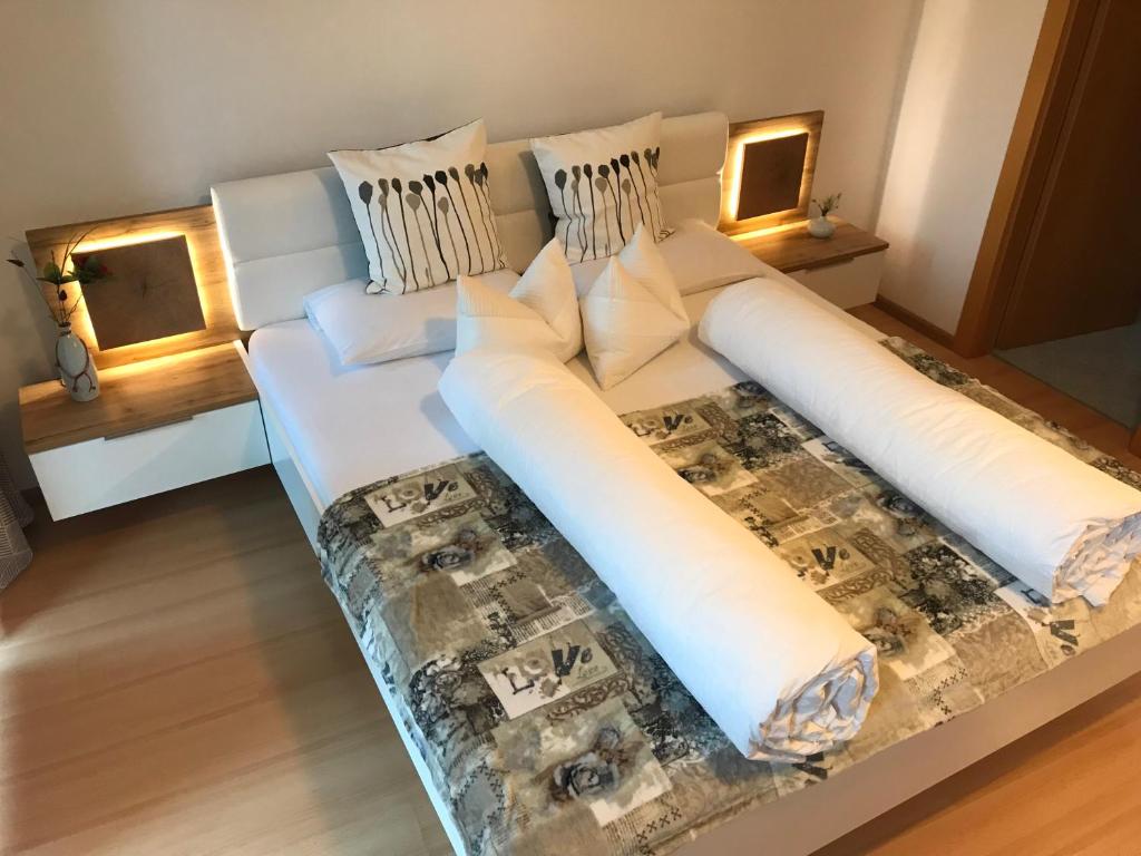 - un canapé avec des oreillers dans l'établissement Living Apartment Central, à Merano