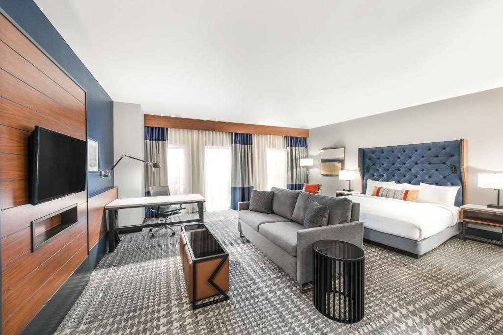 TV a/nebo společenská místnost v ubytování The Heathman Hotel Kirkland