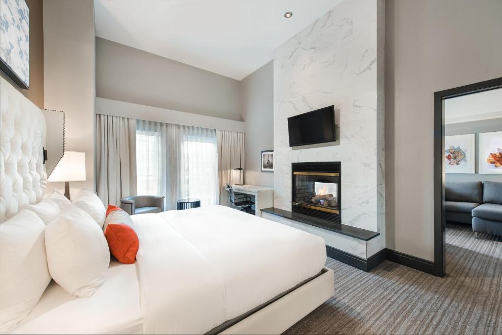 TV a/nebo společenská místnost v ubytování The Heathman Hotel Kirkland