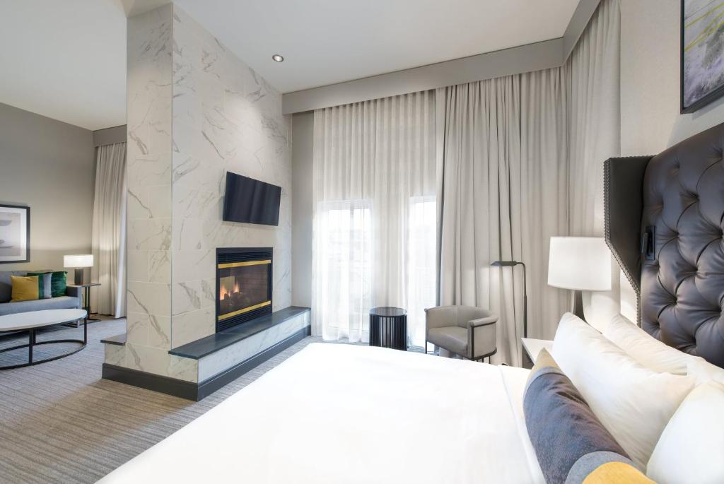 TV a/nebo společenská místnost v ubytování The Heathman Hotel Kirkland