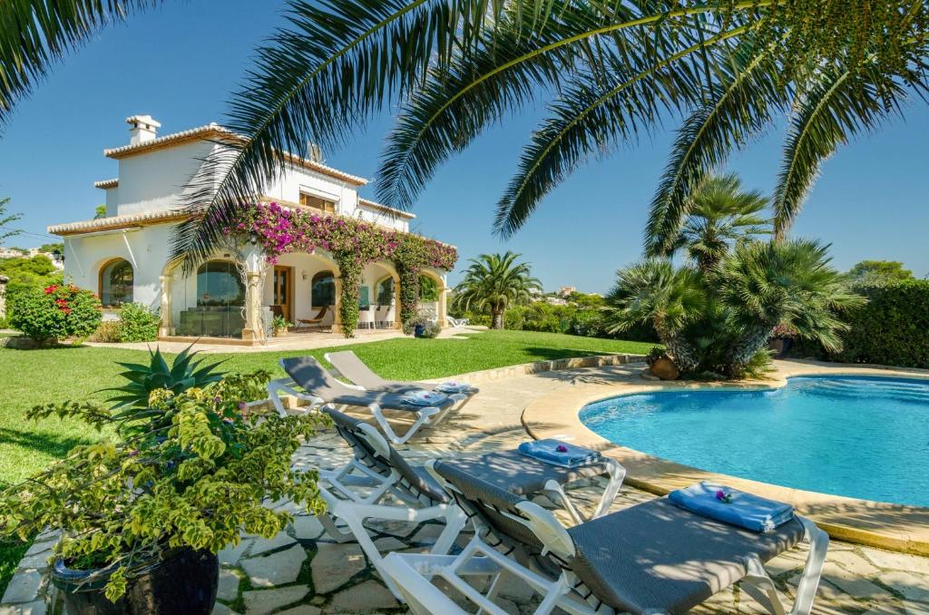 Balcon del MarにあるVilla Miramar, Luxury Villa Rental - Javeaのスイミングプール、ラウンジチェア付きのヴィラ