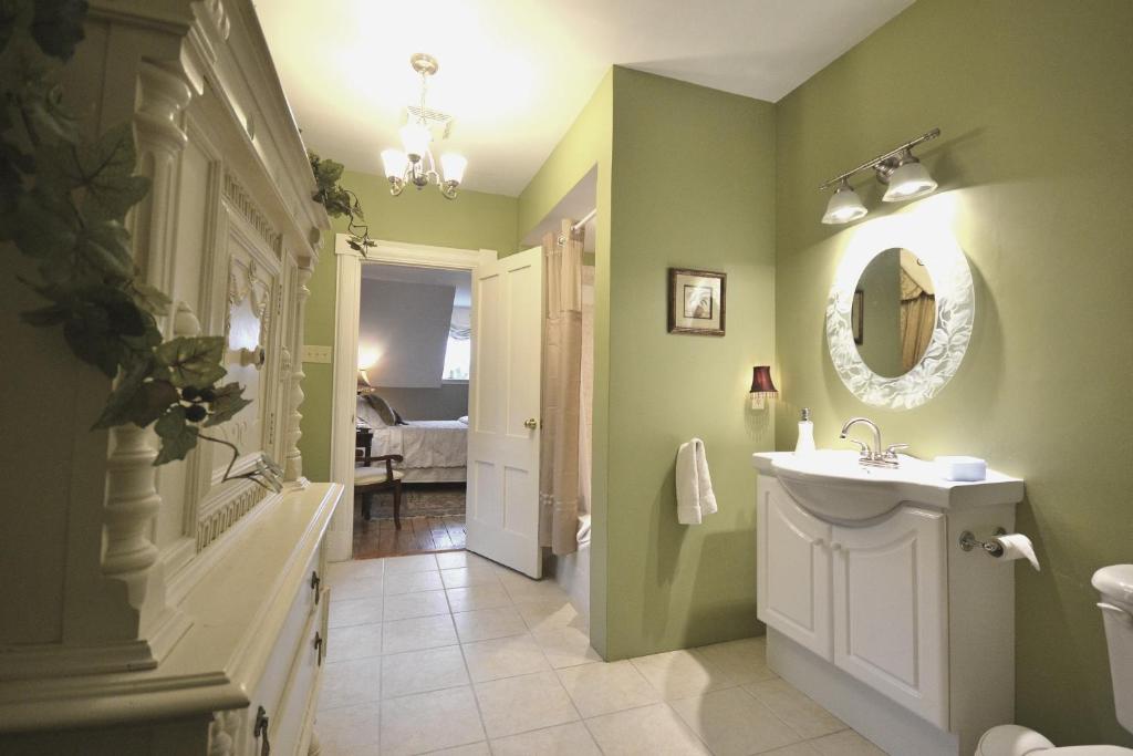 Briarwood Bed & Breakfast - Superior Queen Room