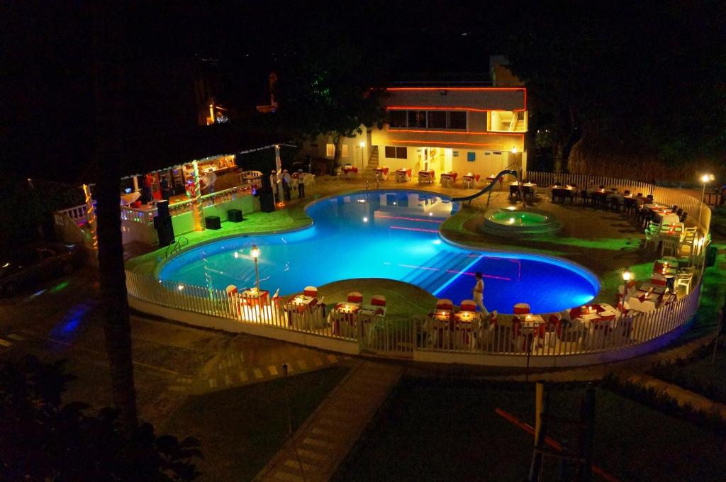 a view of a pool at night at Hostería Fundadores in Santa Fe de Antioquia