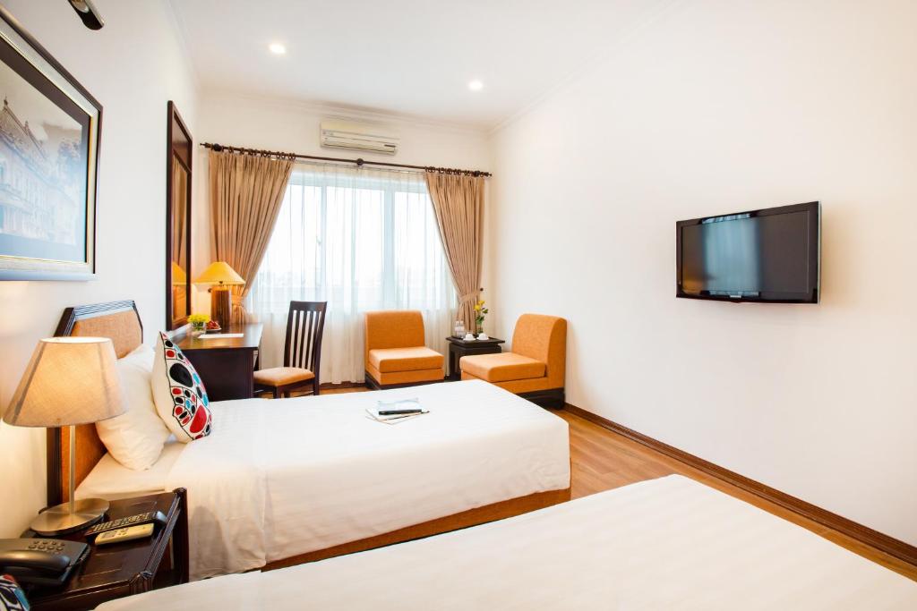 TV a/nebo společenská místnost v ubytování Thang Long Espana Hotel