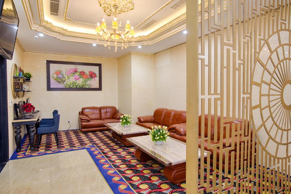 A formal lounge with leather sofas, ornate lighting and a decorative room divider.