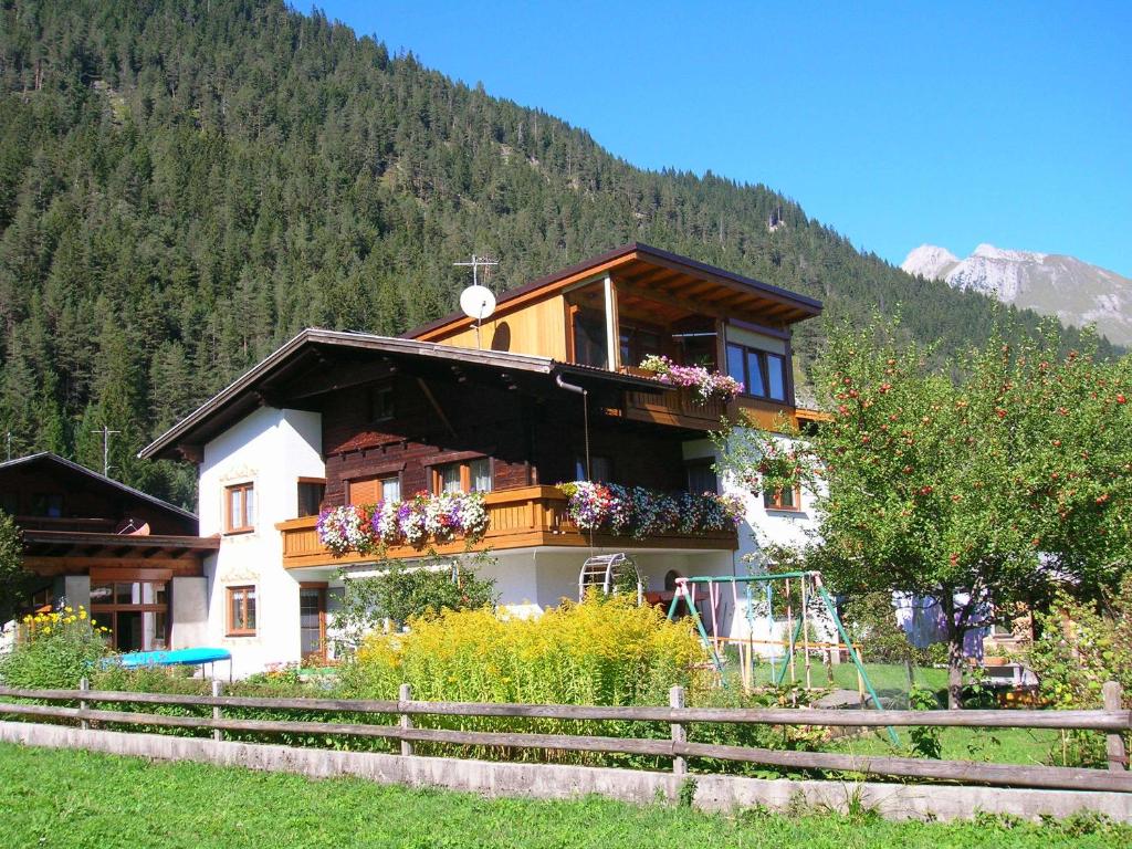 una casa con flores a un lado. en Ferienwohnungen Kerber, en Bach