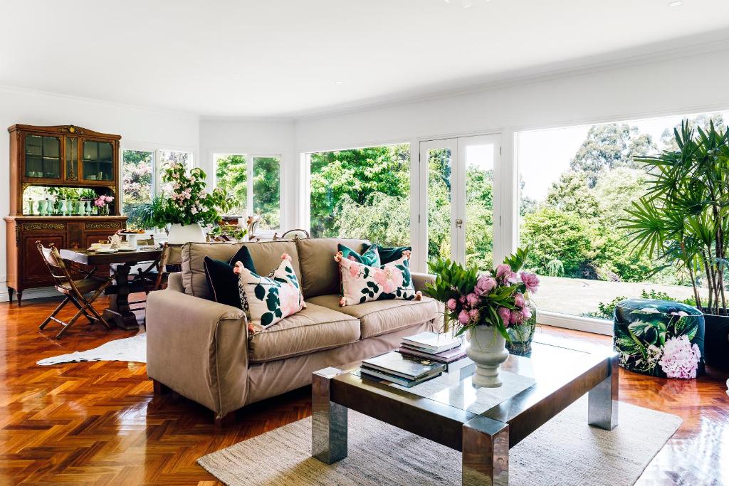 
a living room filled with furniture and a window at Beechmont Garden Retreat in Olinda
