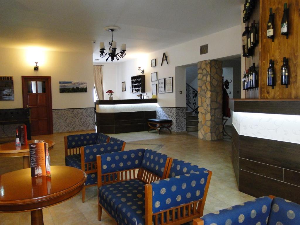 Lounge nebo bar v ubytování Borhotel Sziluett Farkasmály