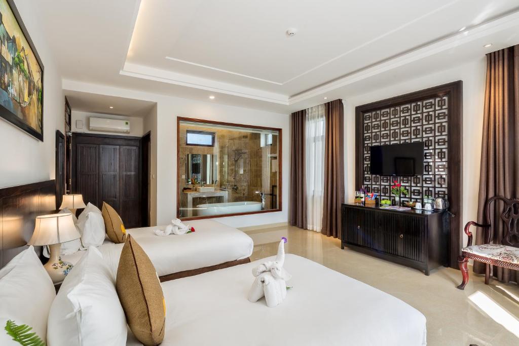 TV a/nebo společenská místnost v ubytování Hoi An Emotion Boutique Villa