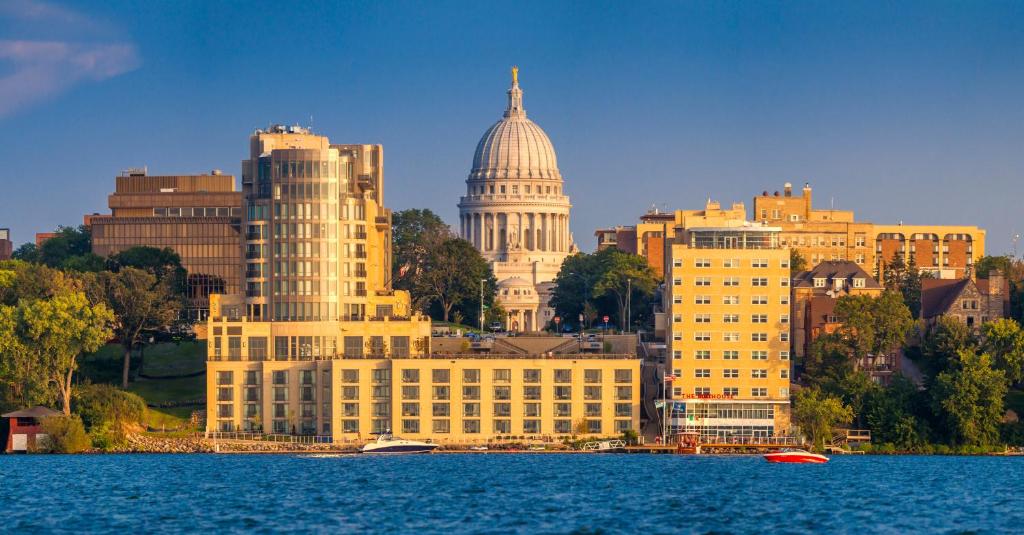 マディソンにあるThe Edgewaterの水上からの市街の景色を望む建物