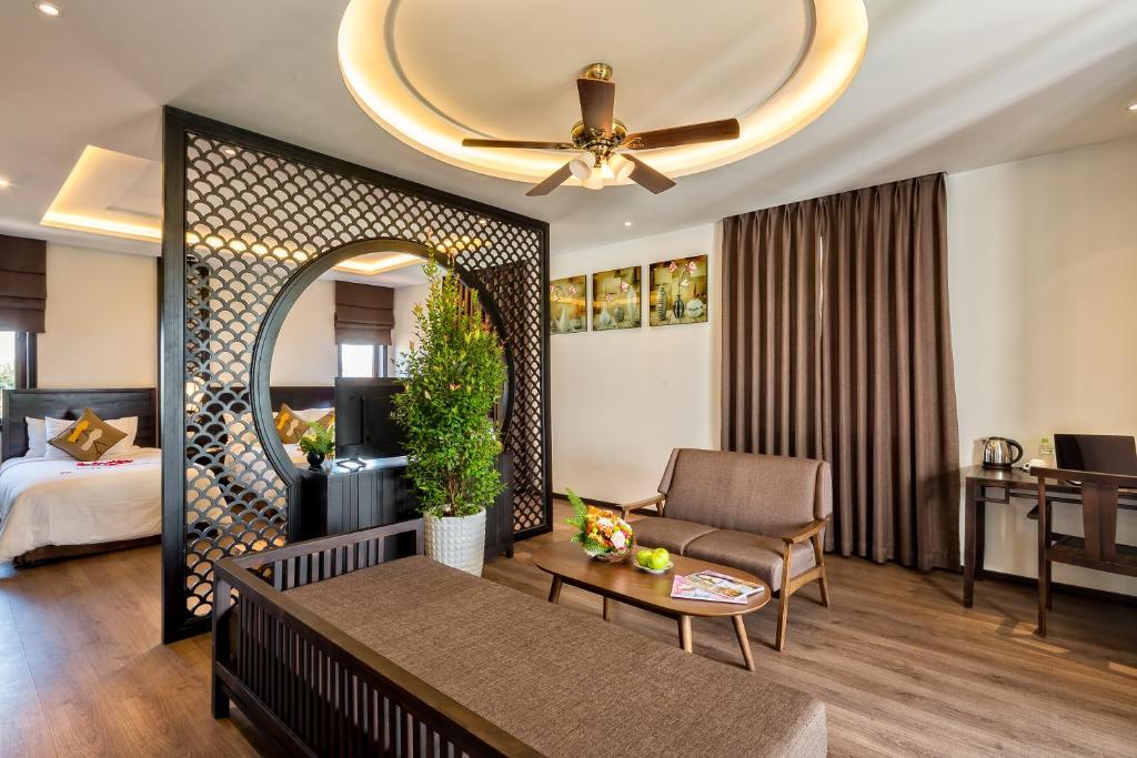 Postel nebo postele na pokoji v ubytování Hoi An Emotion Boutique Villa