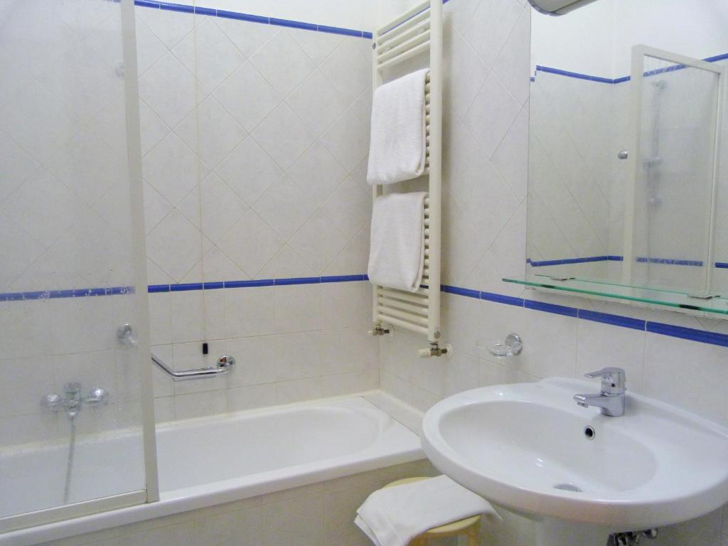 Koupelna v ubytování Hotel Centrale Byron