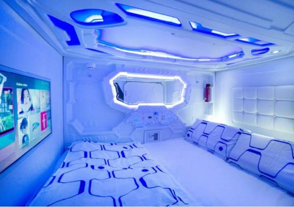 Postel nebo postele na pokoji v ubytování Riccarton Capsule Hotel