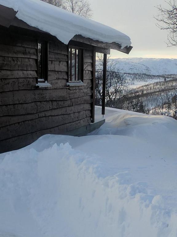 ヤイロにあるGranbuの山積みの小屋