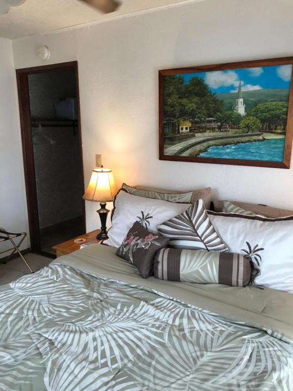 Postel nebo postele na pokoji v ubytování Hale Maluhia Country Inn