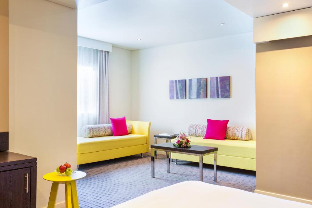 Postel nebo postele na pokoji v ubytování ibis Styles Sharjah