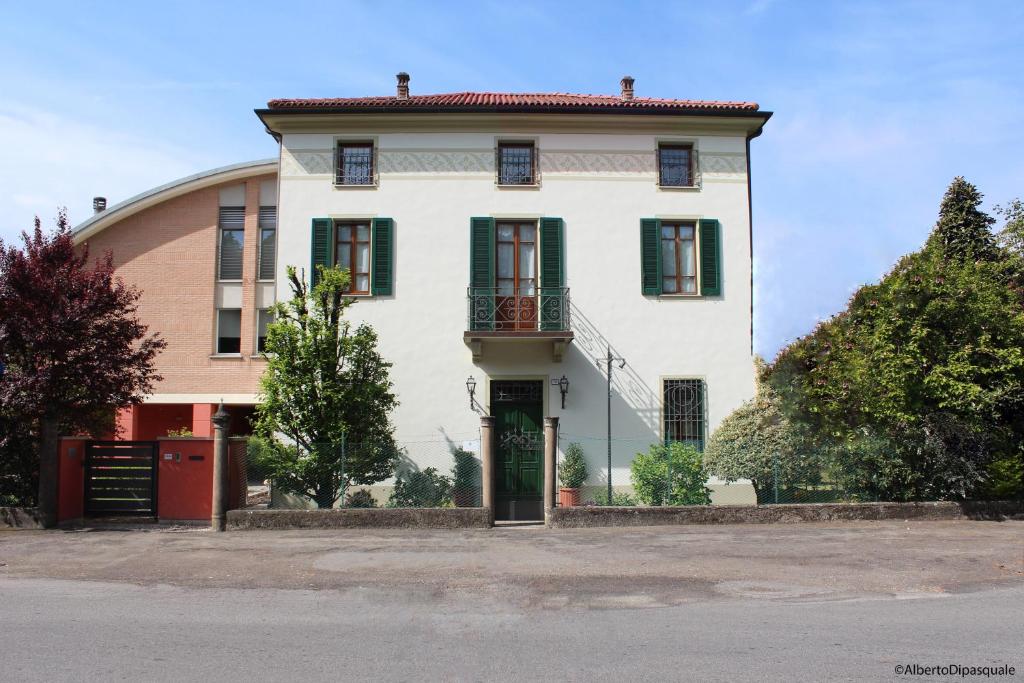 Casa blanca grande con porche y balcón en La Sosta Fuori Stazione, en Brescello