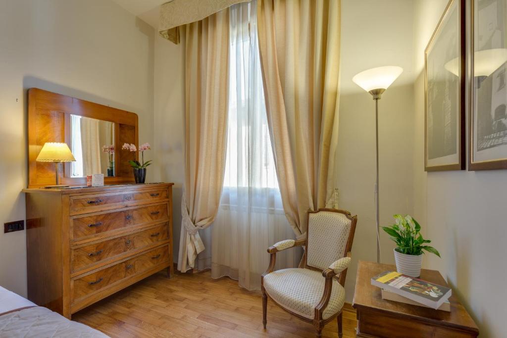 Łóżko lub łóżka w pokoju w obiekcie Locanda Dei Guelfi