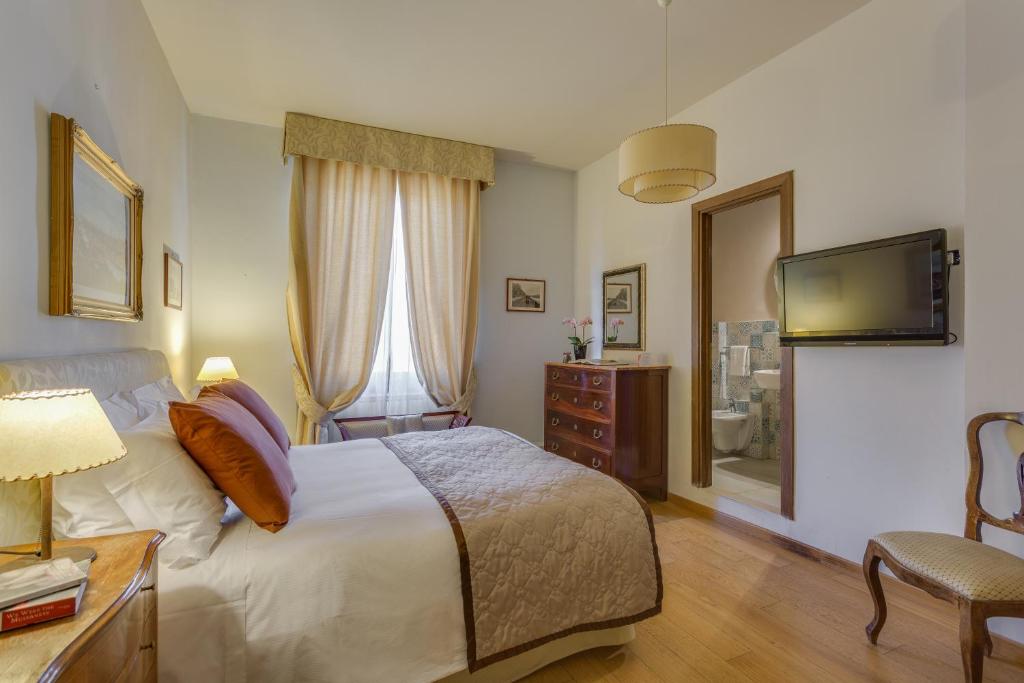 Telewizja i/lub zestaw kina domowego w obiekcie Locanda Dei Guelfi