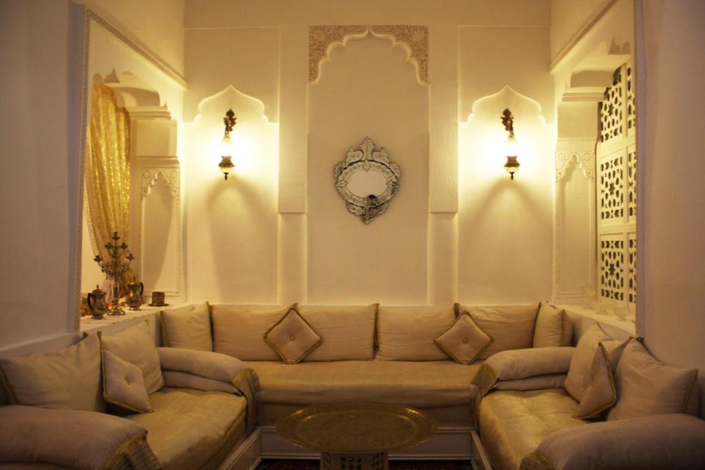 - un salon avec un canapé et deux lumières dans l'établissement Riad Dar Arsama, à Fès