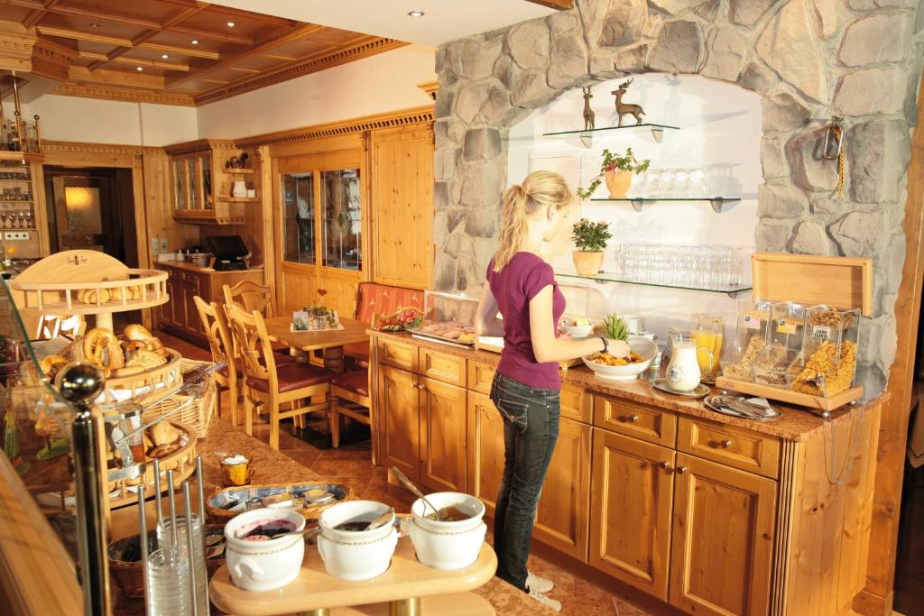 Kuchyň nebo kuchyňský kout v ubytování Postgasthof, Hotel Rote-Wand
