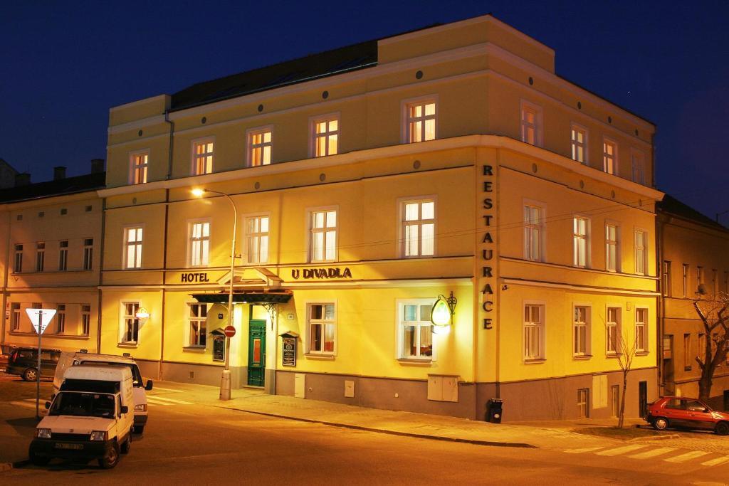 een gebouw waar een auto voor geparkeerd staat bij Hotel U Divadla in Znojmo
