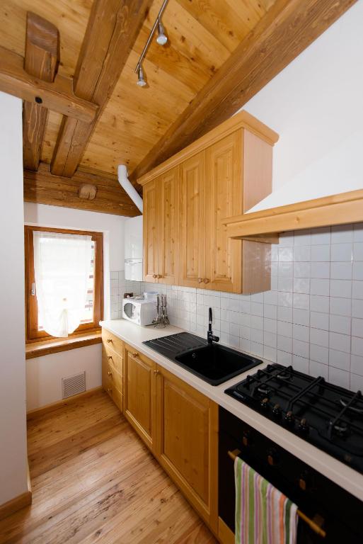 Kuchyň nebo kuchyňský kout v ubytování Albergo Diffuso Dolomiti