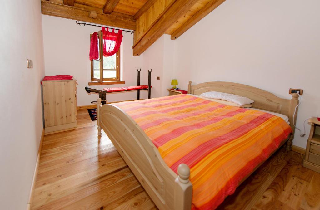 Postel nebo postele na pokoji v ubytování Albergo Diffuso Dolomiti