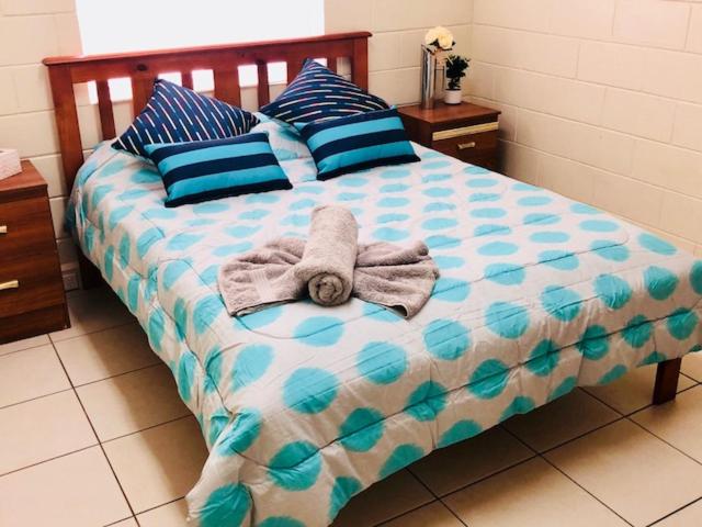uma cama com uma toalha em cima em Accommodation @ Isa em Mount Isa