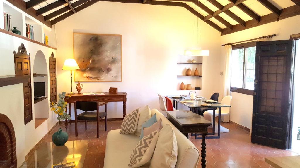 馬拉加的住宿－Quiet House in Malaga，客厅配有沙发和桌子