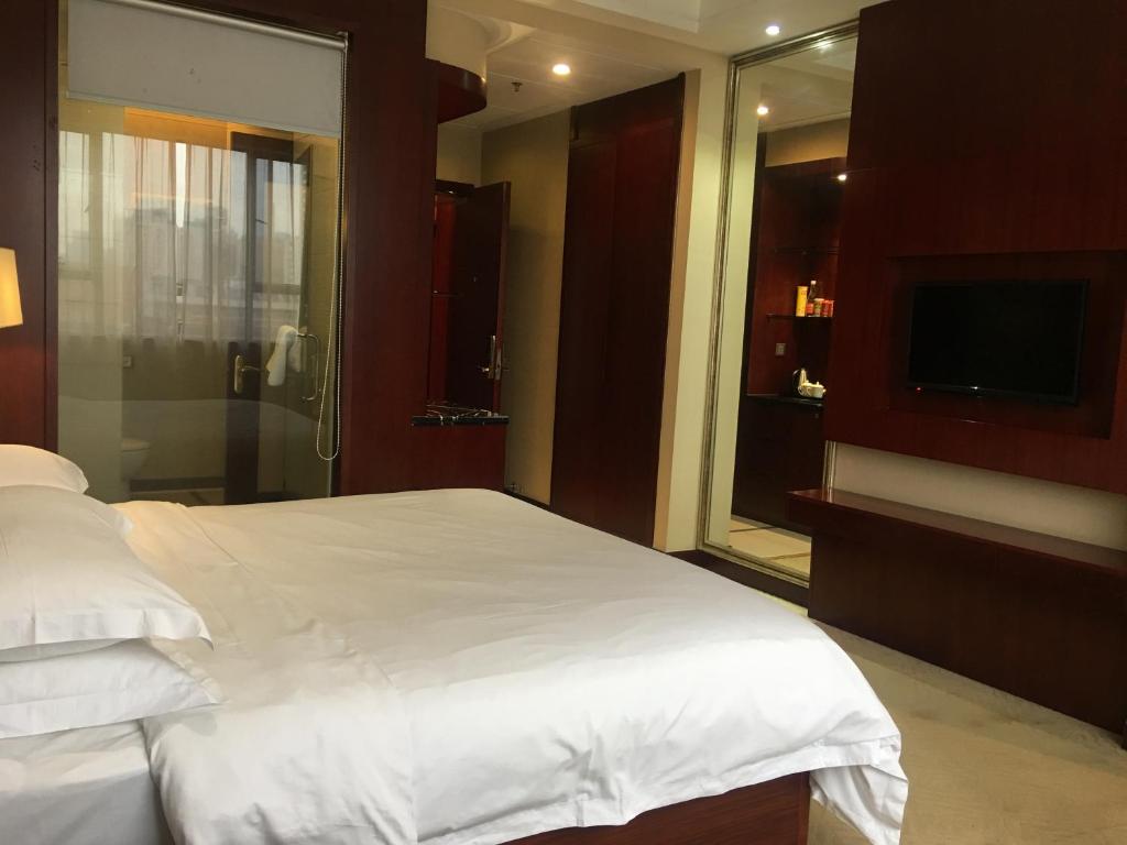 Postel nebo postele na pokoji v ubytování Guangzhou Shi Liu Hotel