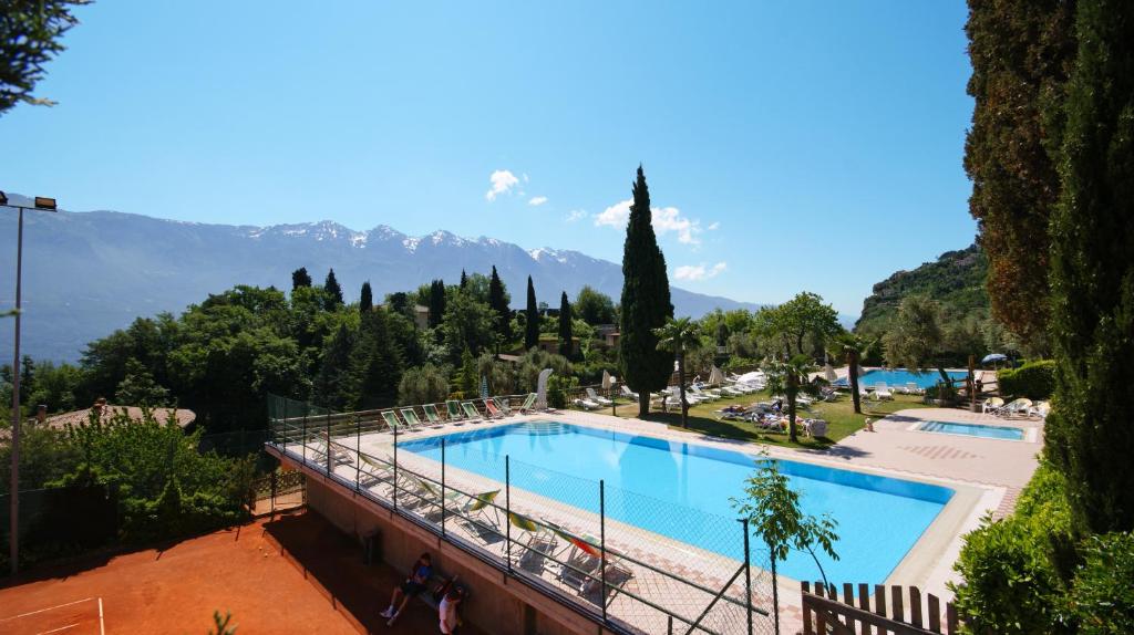 Bazén v ubytování Village Bazzanega - Montagnoli Group nebo v jeho okolí