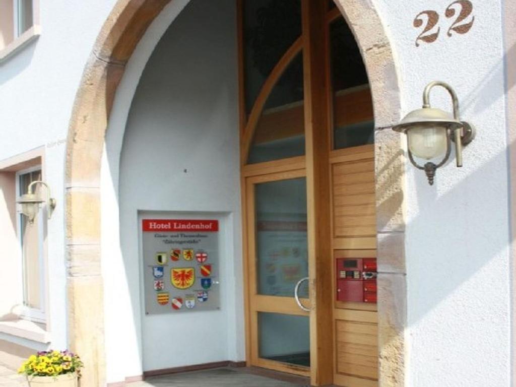 uma entrada para um edifício com uma porta de madeira em Ferienwohnung Südschwarzwald em Bräunlingen