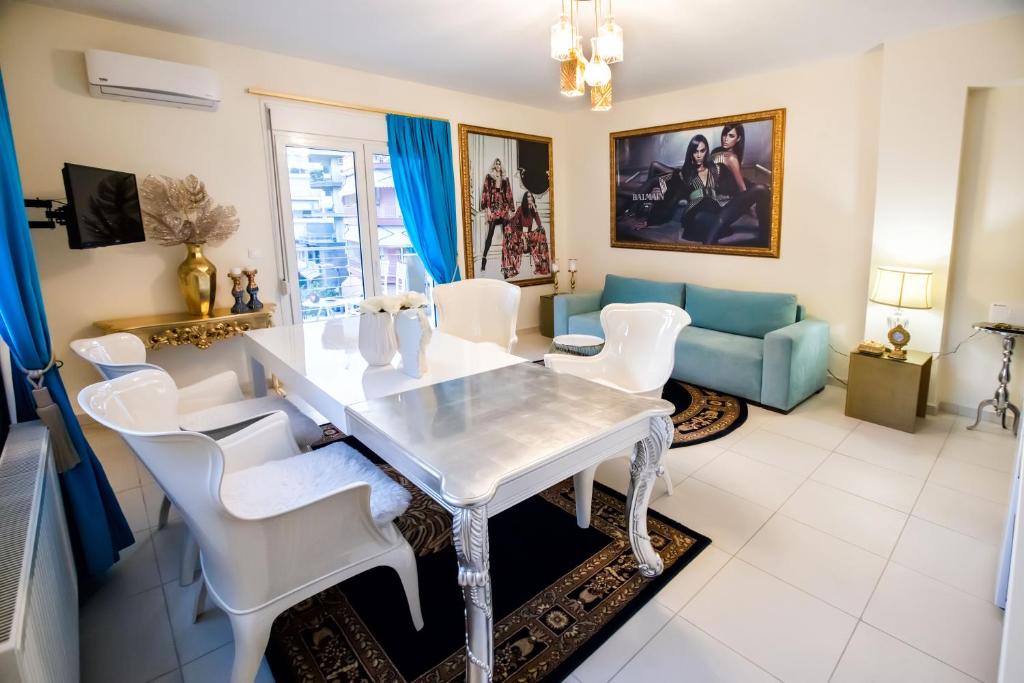 - un salon avec une table blanche et des chaises blanches dans l'établissement DELUXE APARTMENTS - free parking, à Dráma